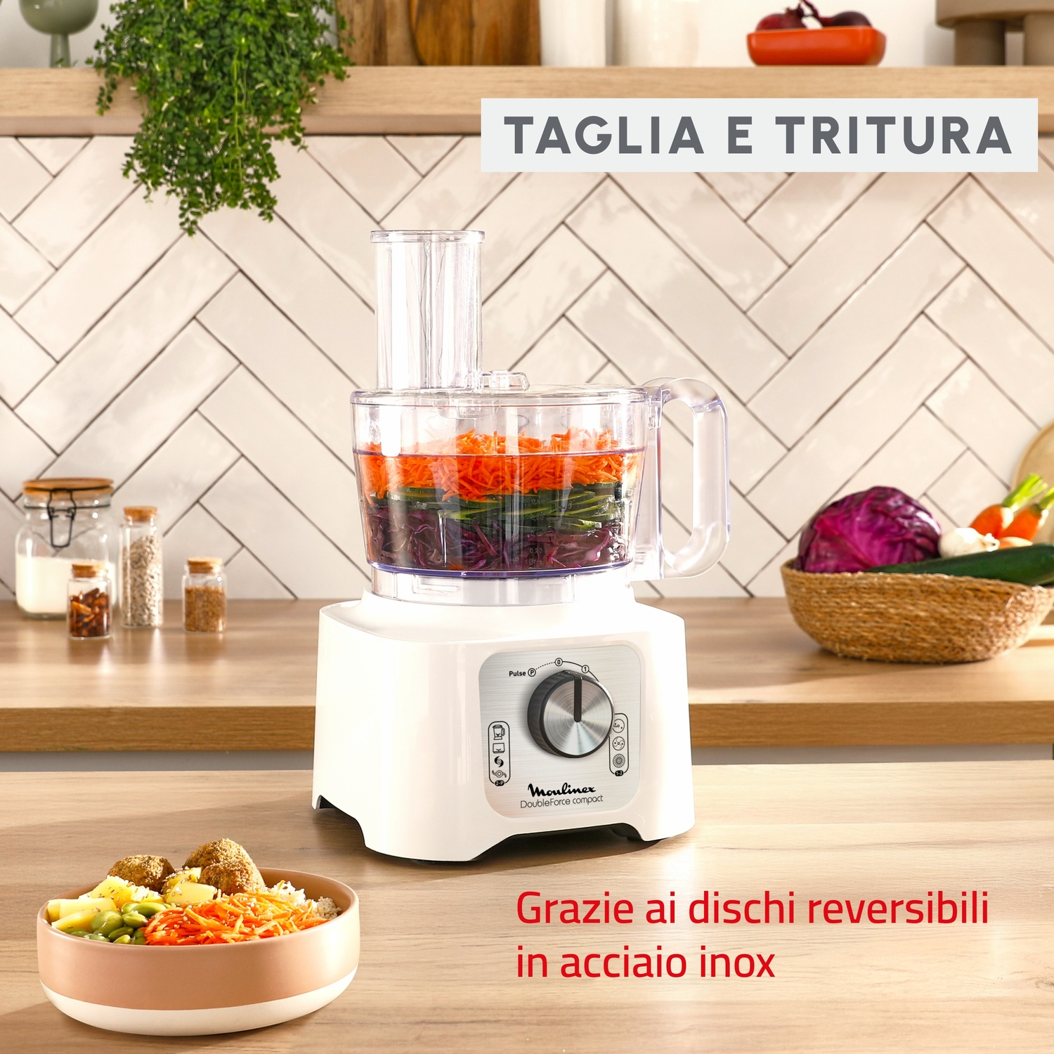 Un robot da cucina bianco con verdure tritate, con testo sopra e sotto.