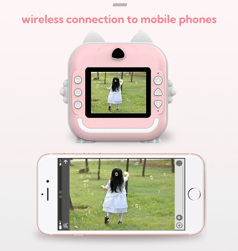 Różowa kamera jest podłączona do telefonu, pokazując zdjęcie dziewczynki bawiącej się bańkami na polu.