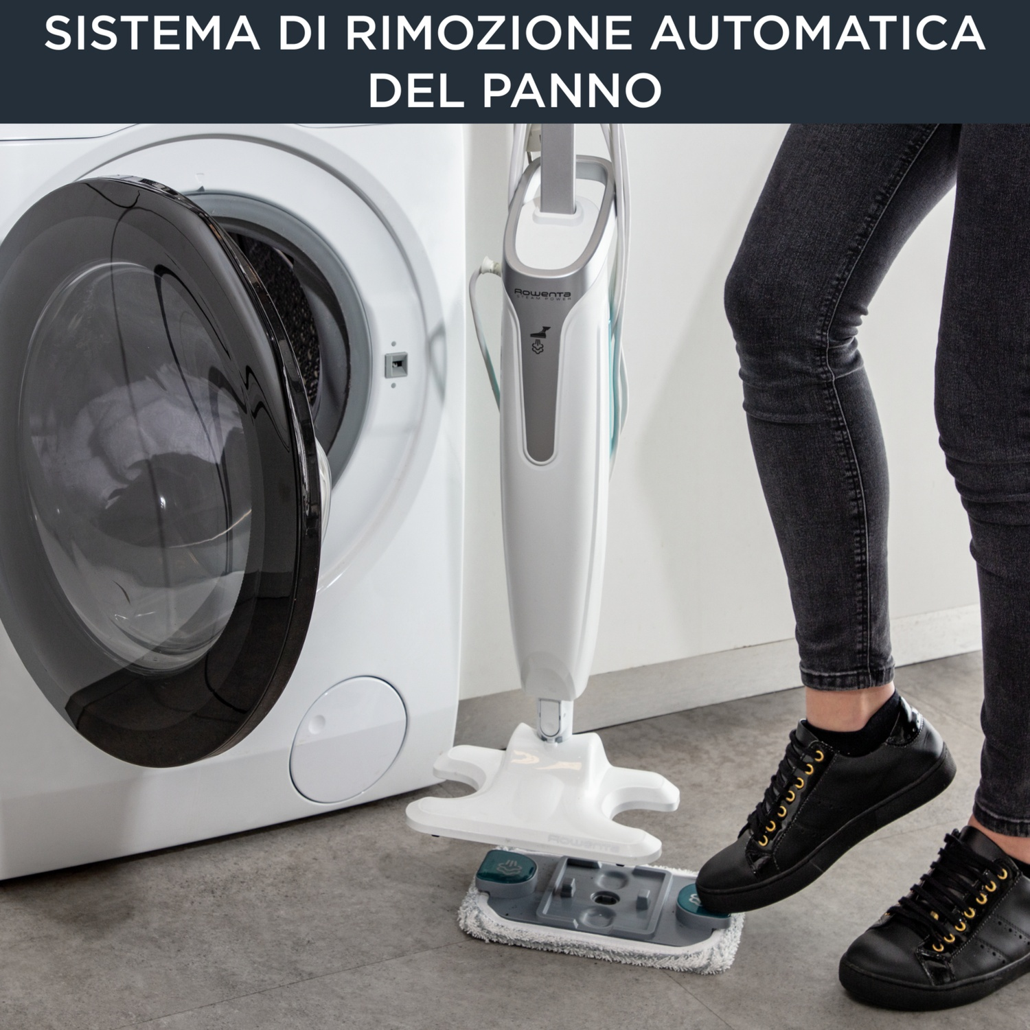Mocio a vapore bianco, lavatrice e gambe di una persona. Testo 'SISTEMA DI RIMOZIONE AUTOMATICA DEL PANNO'.