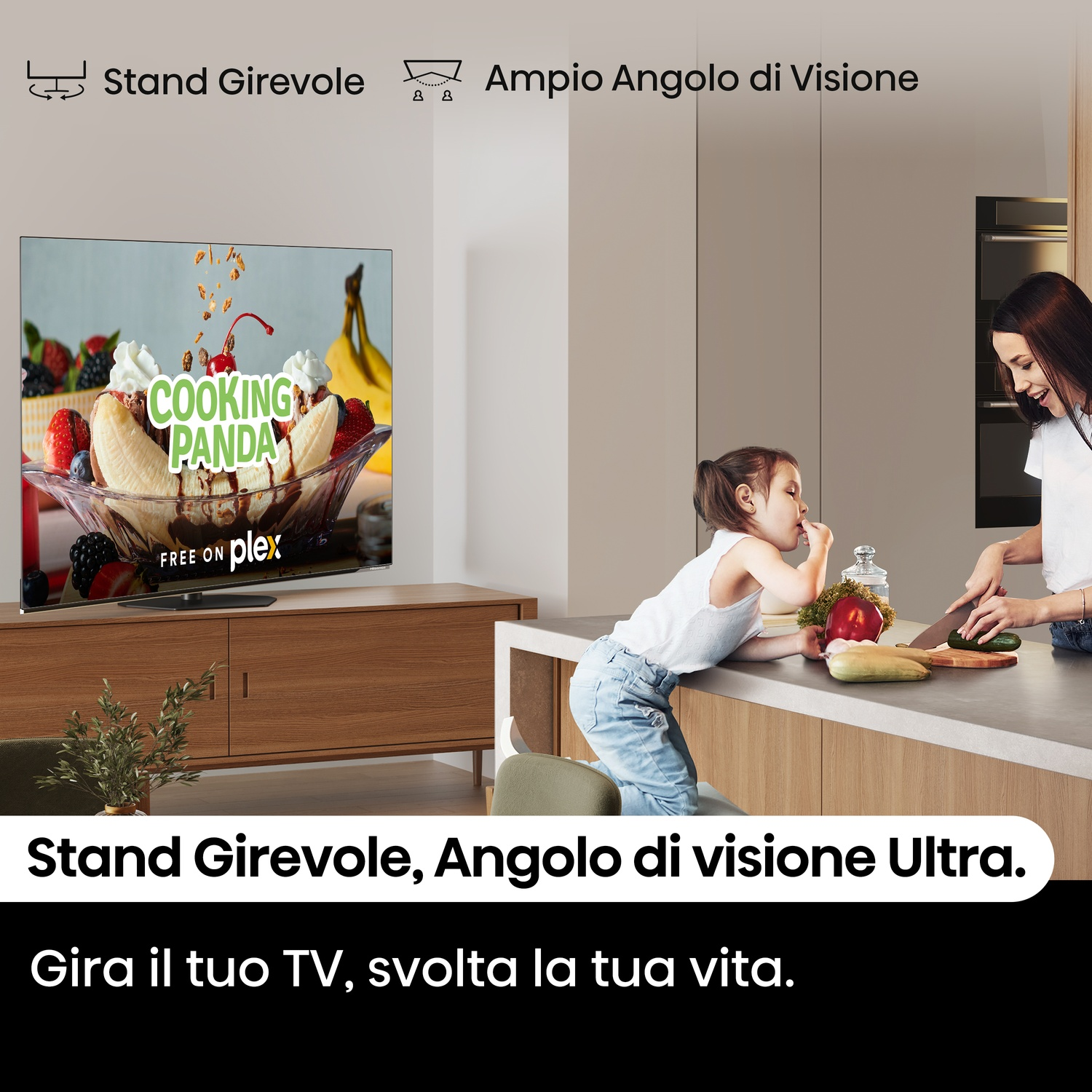 Donna e bambina in cucina, guardano TV con immagine cibo. TV su mobile in legno. Testo: Supporto girevole, ampio angolo di visione.