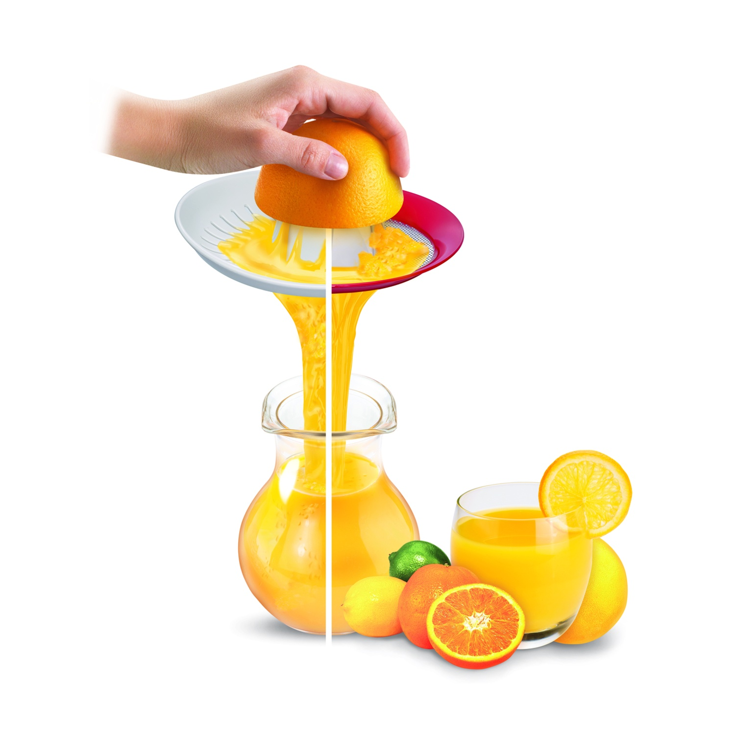 Mano che sprema arancia, succo che scorre in una brocca. Bicchiere di succo e arance in primo piano.