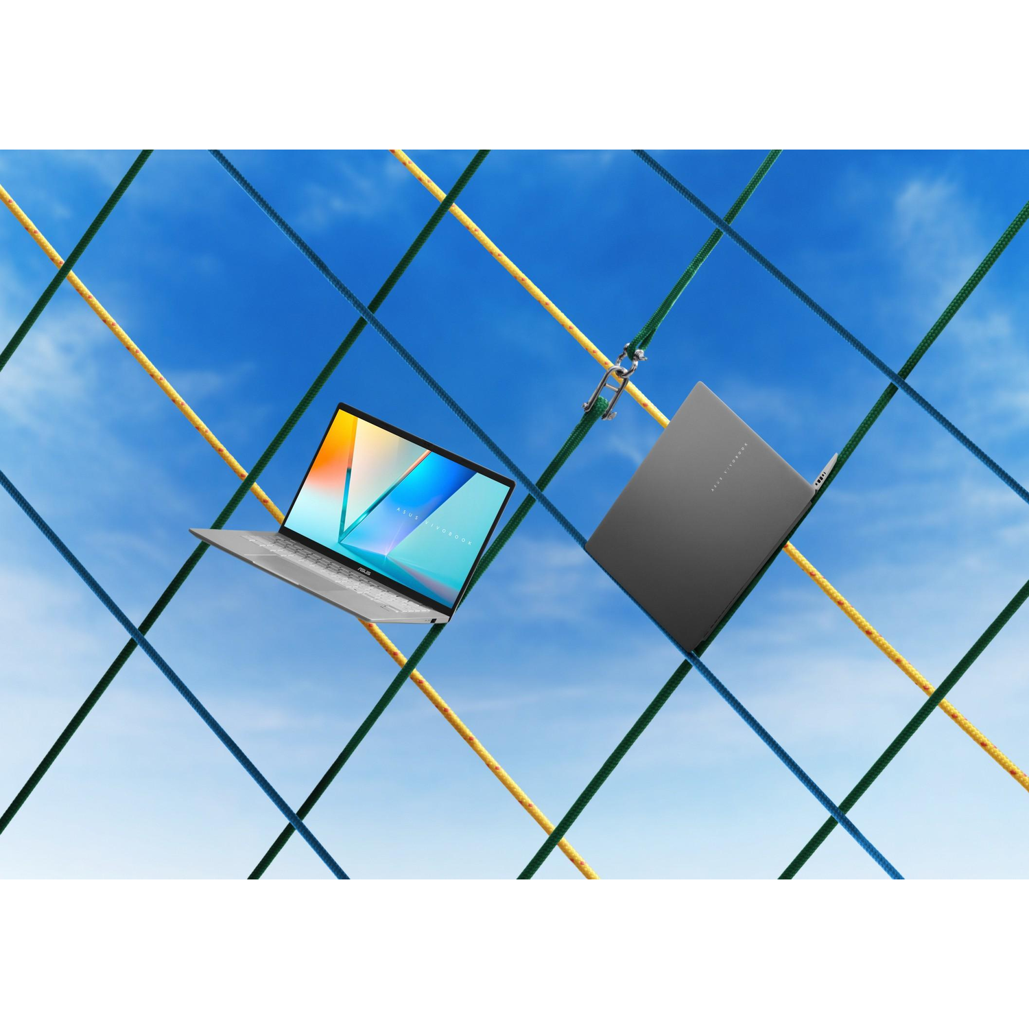Laptops in de lucht, blauwe lucht, met kleurrijk net.