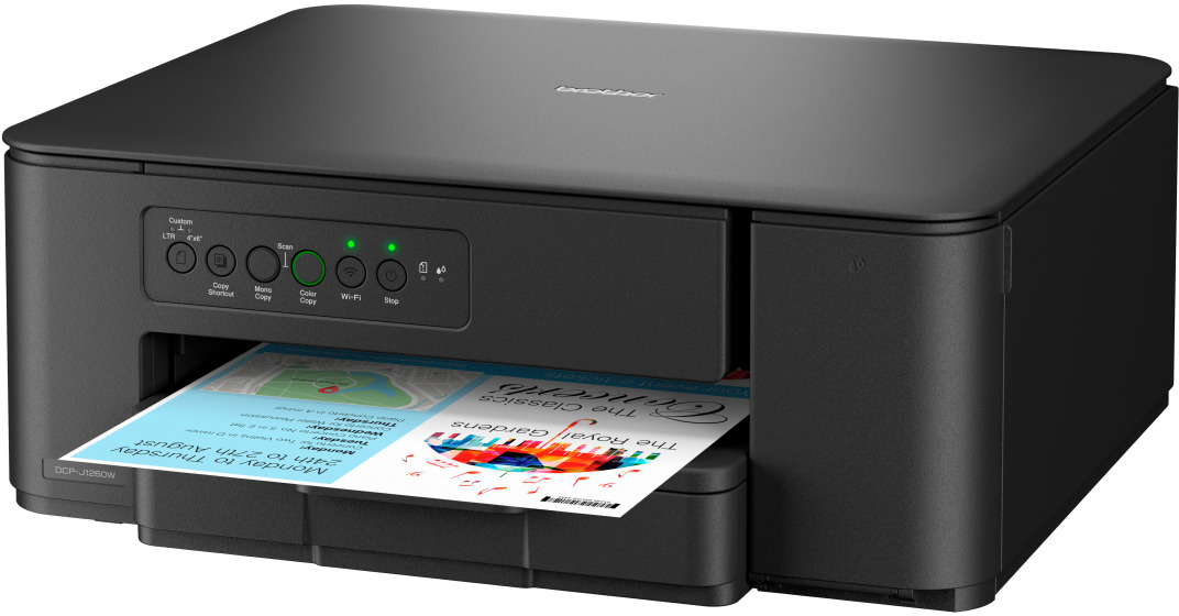 Imprimante Brother noire imprimant un flyer coloré. Boutons : copier, scanner, Wi-Fi. Bac ouvert, impression visible.