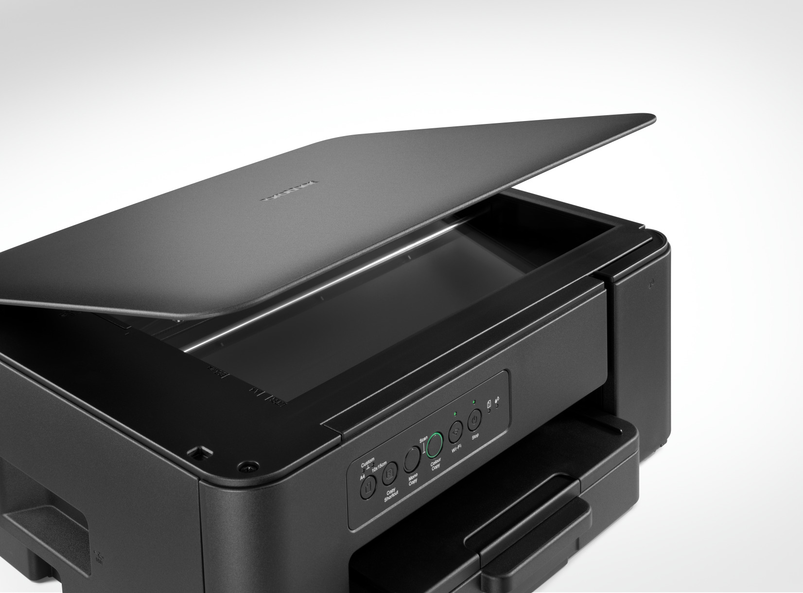 Imprimante noire avec capot ouvert, montrant le lit du scanner. Panneau de contrôle avec boutons et lumières visibles.