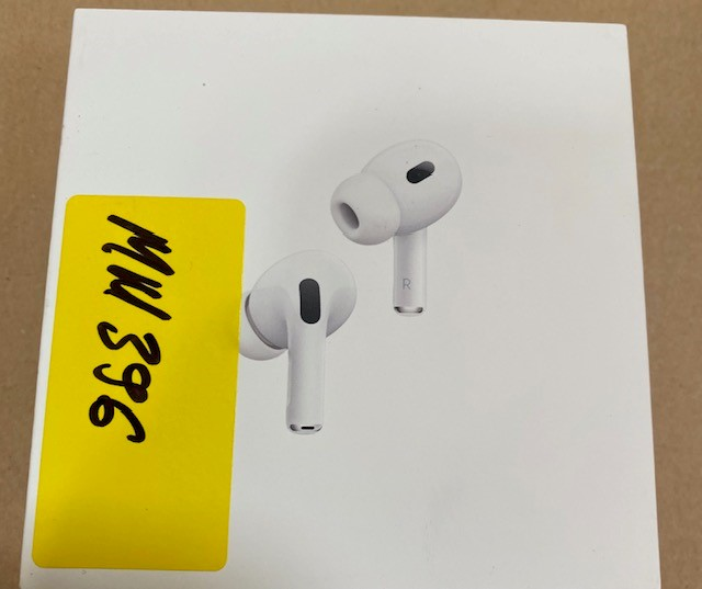 Białe AirPods Pro Apple na pudełku. Pudełko ma żółtą naklejkę z czarnym napisem.