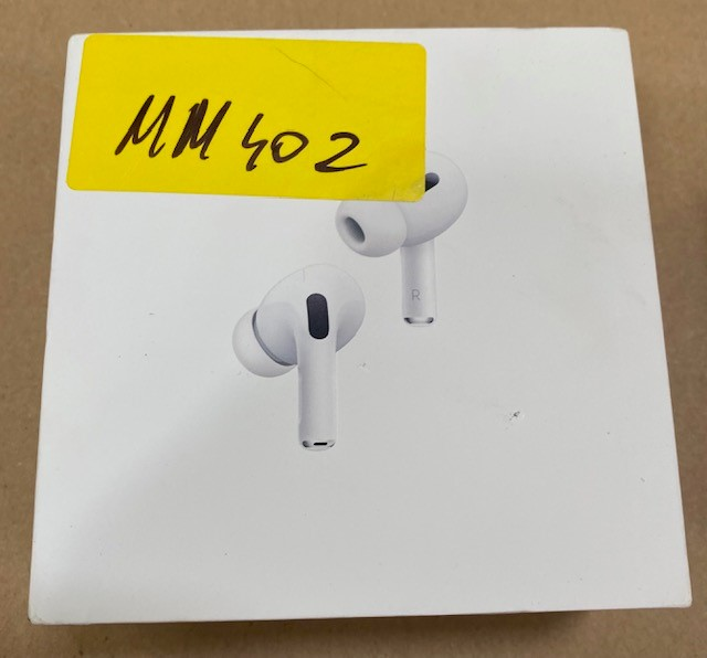 Białe pudełko AirPods Pro z żółtą naklejką 'MM 402'. Dwa białe AirPods na pudełku.