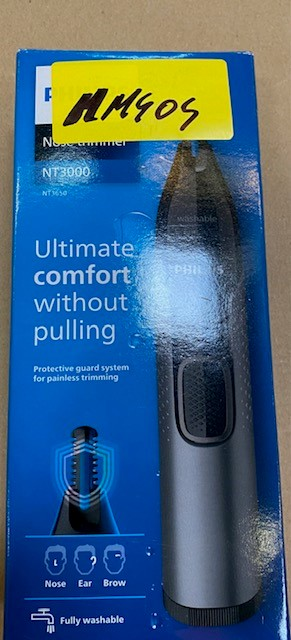 Niebiesko-szare pudełko trymera do nosa Philips. Żółta naklejka z 'AM4OS'. Tekst: 'Maksymalny komfort bez ciągnięcia'.