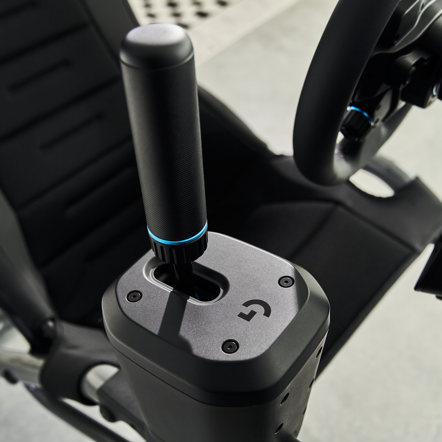 El cambio es negro. Forma parte de una configuración de juego, junto con un asiento de carreras y volante.