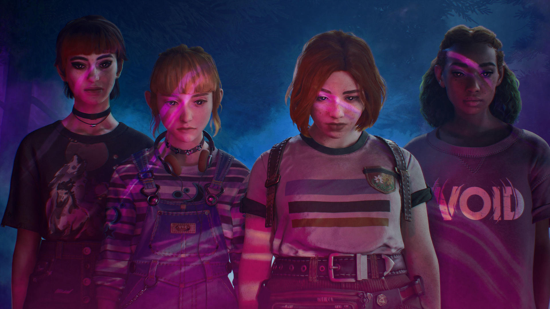 Vier junge Frauen stehen zusammen. Sie haben unterschiedliche Hauttöne und Haarfarben. Neonlichter sind auf ihren Gesichtern. Der Hintergrund ist blau und lila.