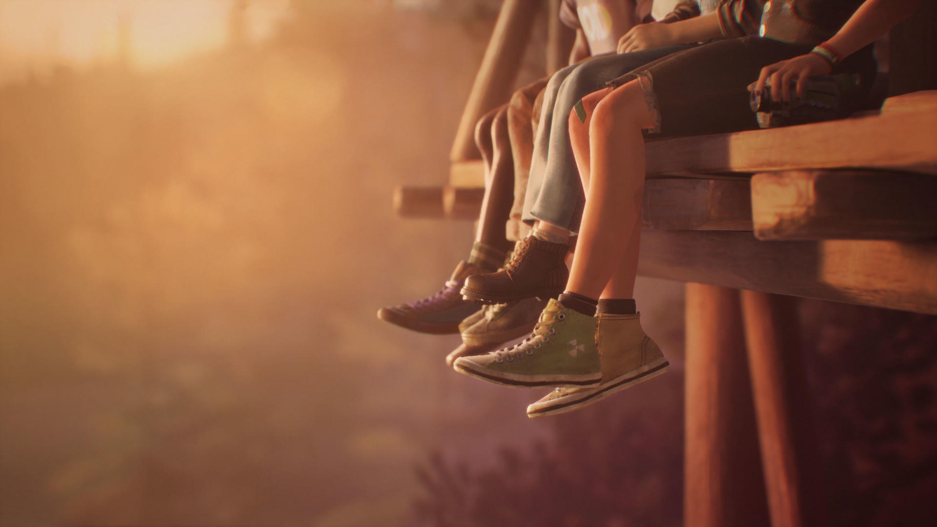 Vier Beinpaare und Schuhe hängen von einer Holzkonstruktion, gebadet in warmem Sonnenlicht, mit verschwommenem Hintergrund.