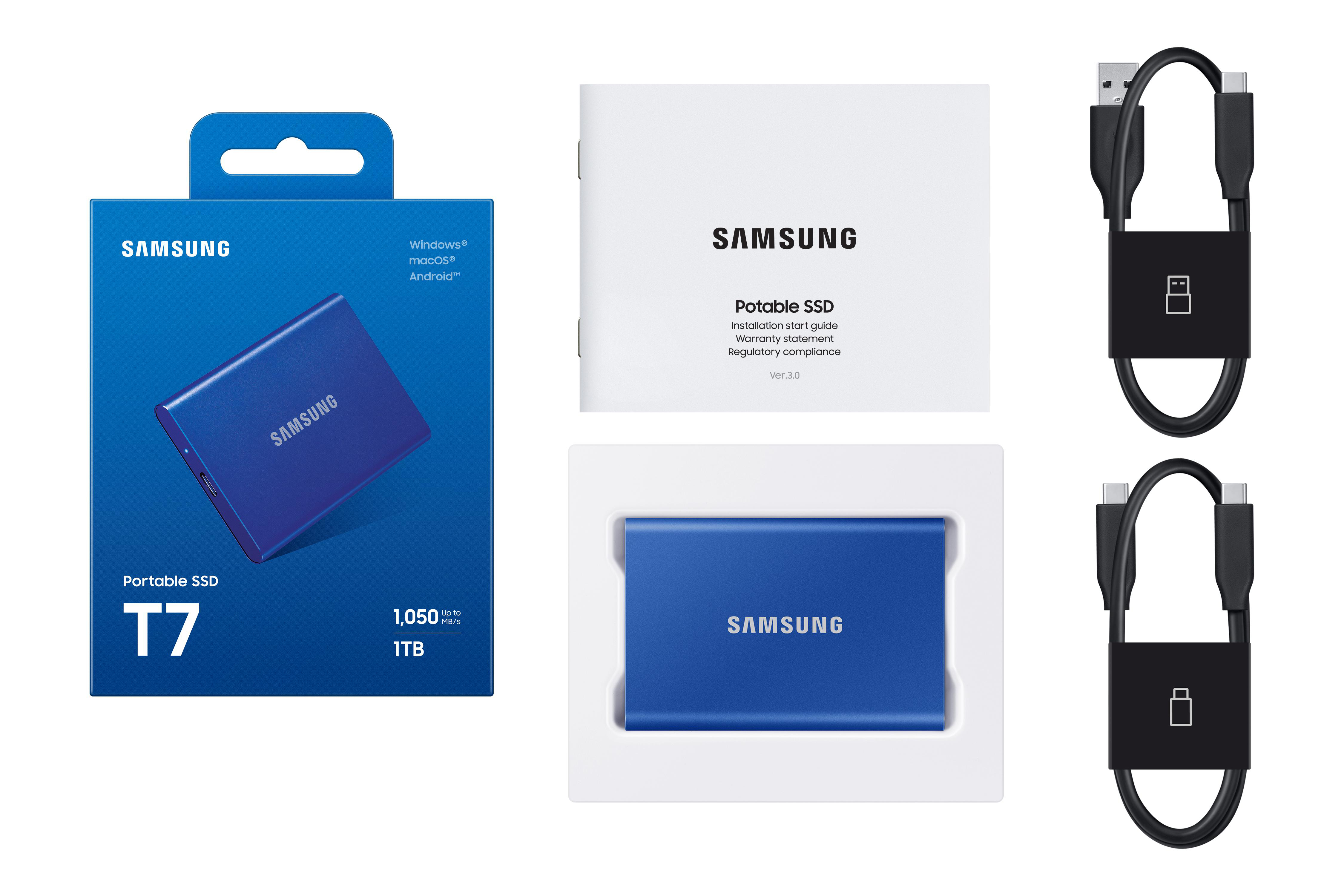 Samsung T7 Portable SSD, blau in der Box, weißes Papier und Kabel. Weißer Hintergrund.