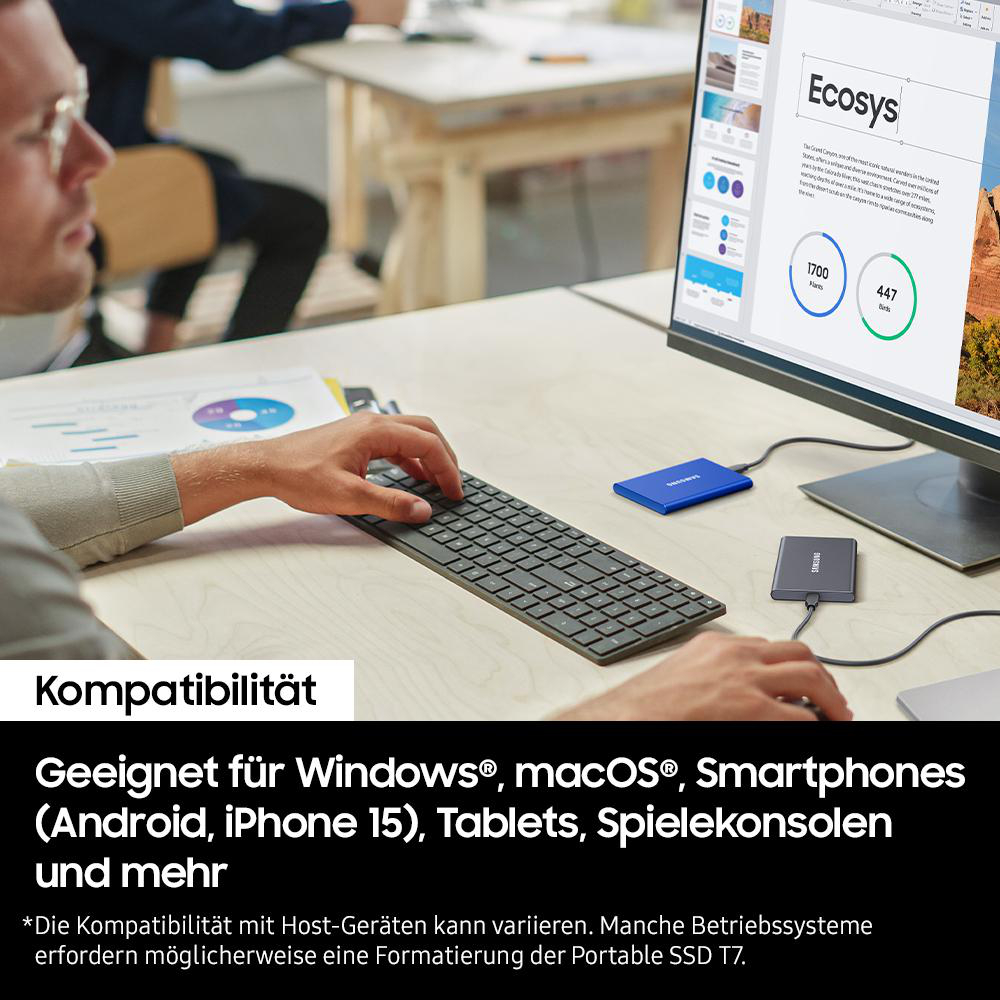 Eine Person benutzt eine Tastatur mit einem Monitor, der ein Dokument anzeigt. Zwei externe Festplatten liegen auf dem Tisch. Der Text zeigt Kompatibilität.