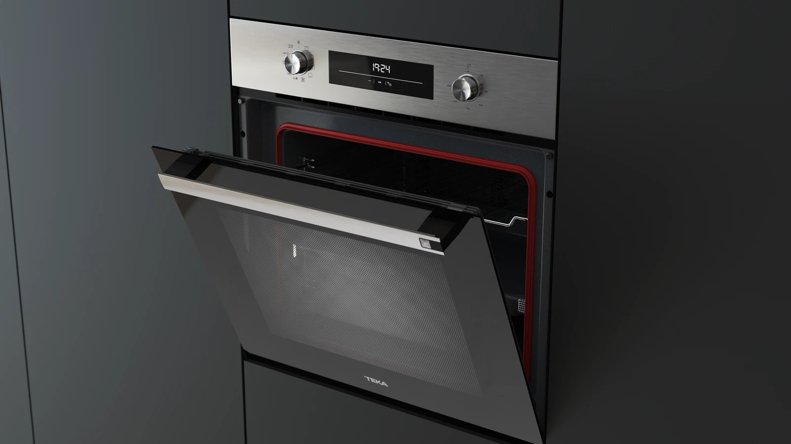 Horno abierto con puerta de vidrio negro. Marco y controles de acero inoxidable. Pantalla muestra 19:24. Borde interior rojo.