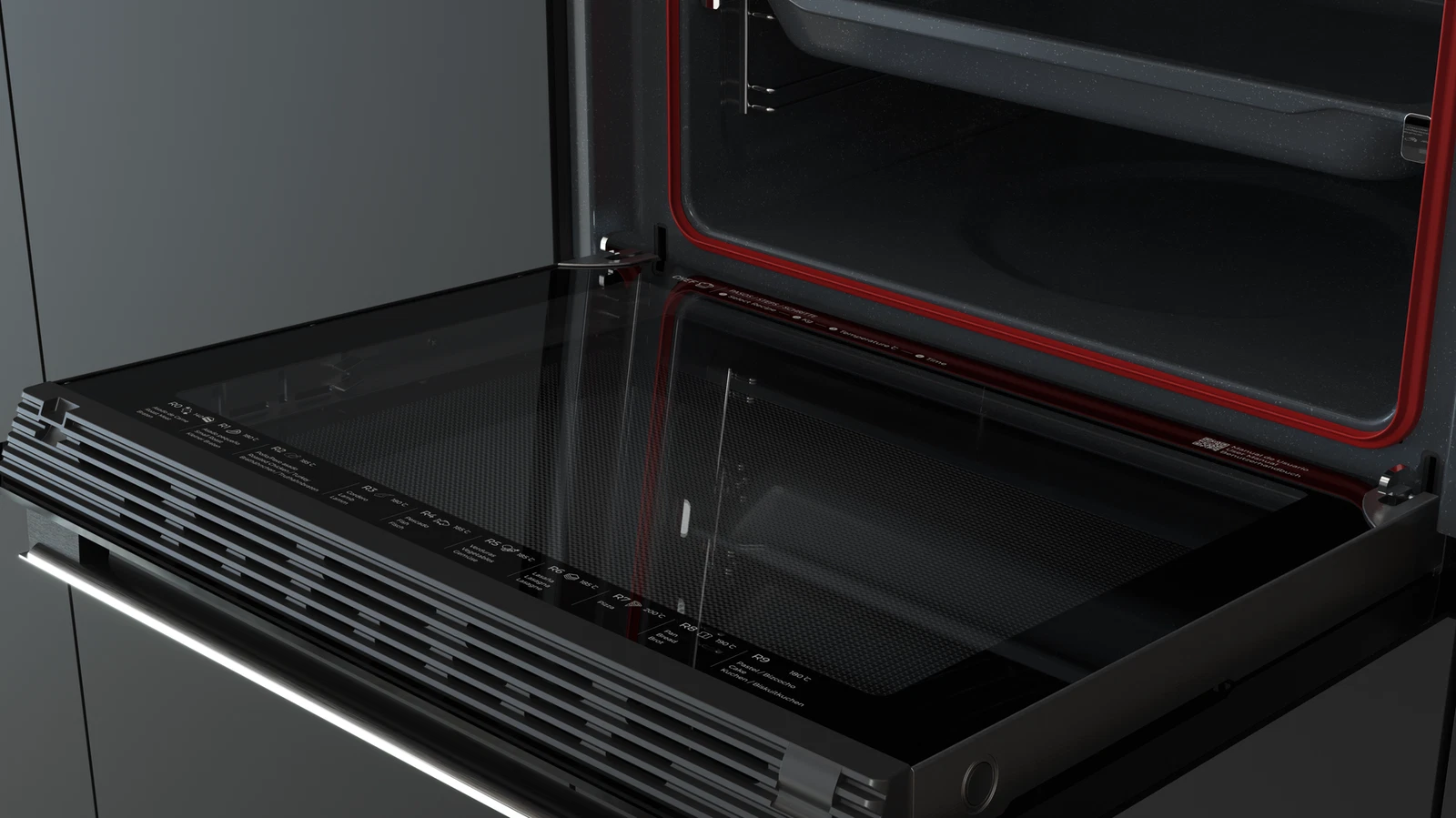 Un horno moderno abierto con puerta de vidrio, ribete rojo y panel de control. El interior es oscuro con una bandeja visible.