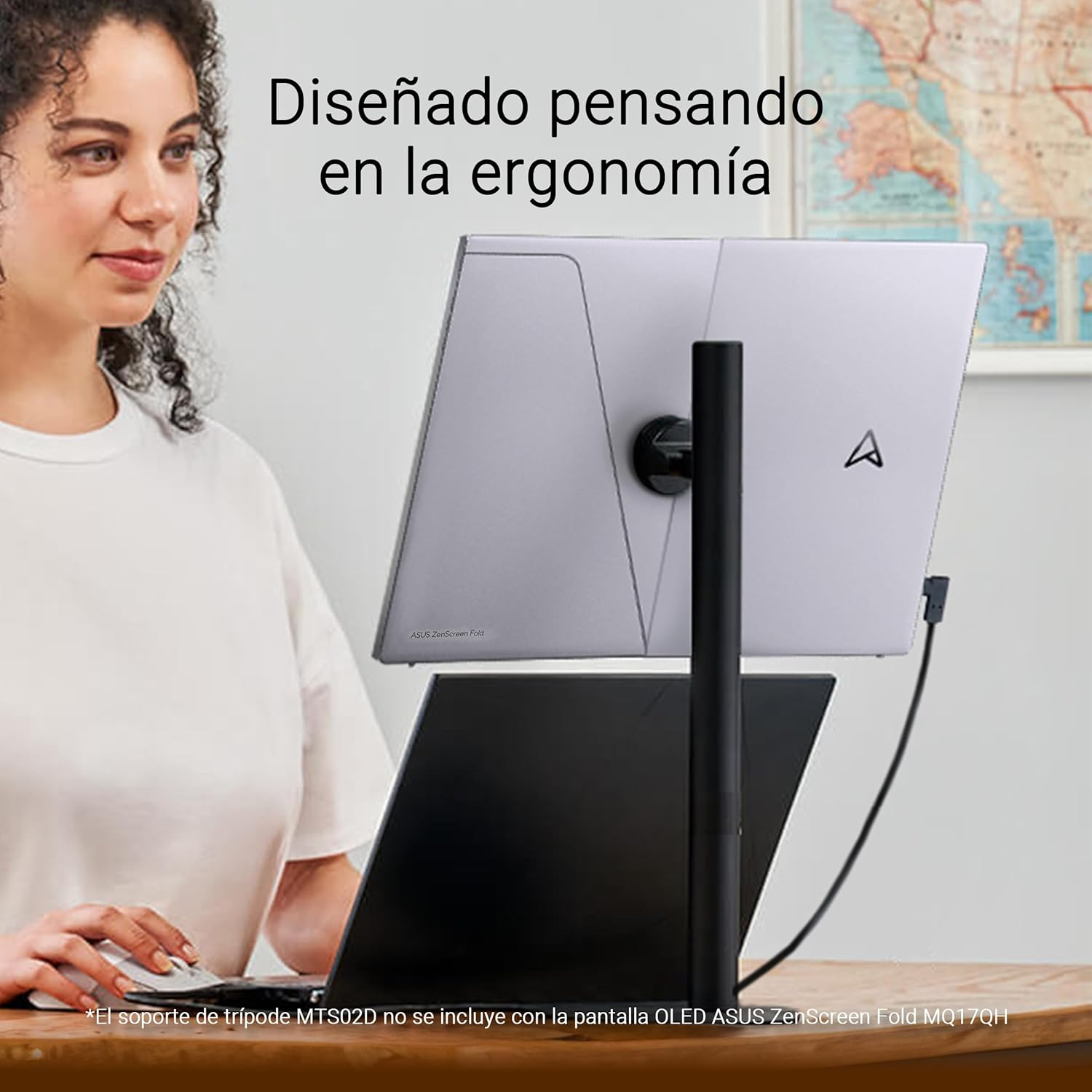 Mujer usando portátil y ratón. Monitor y mapa en el fondo. Texto: Diseñado pensando en la ergonomía.
