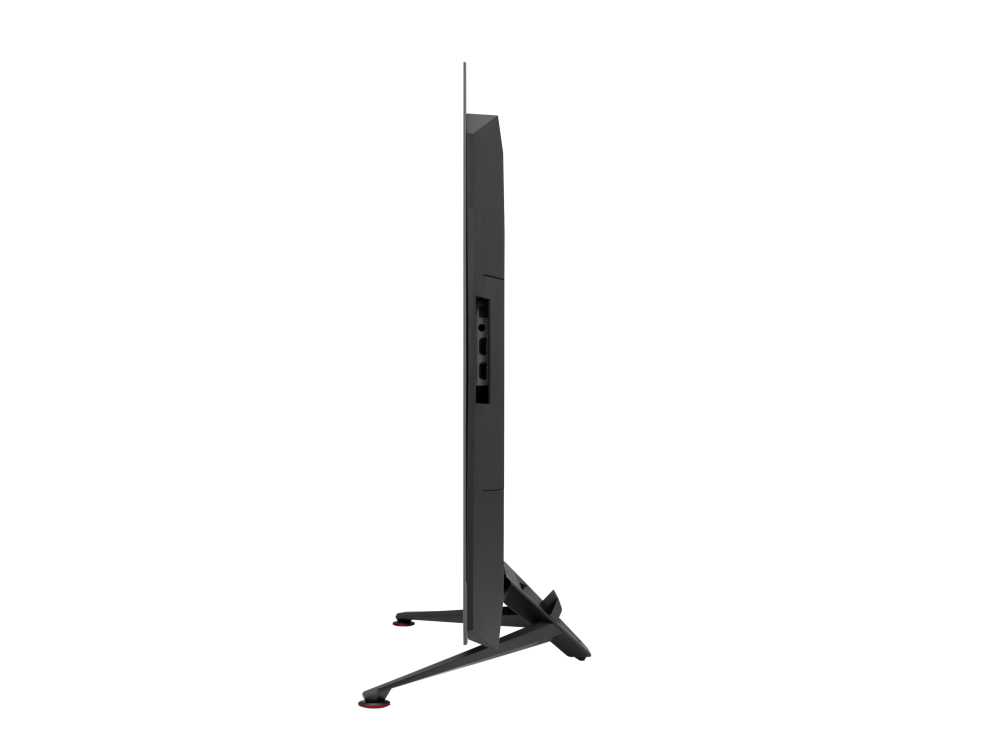 Un televisor negro está de pie. Tiene un bisel delgado y un soporte negro con acentos rojos. El fondo es blanco.