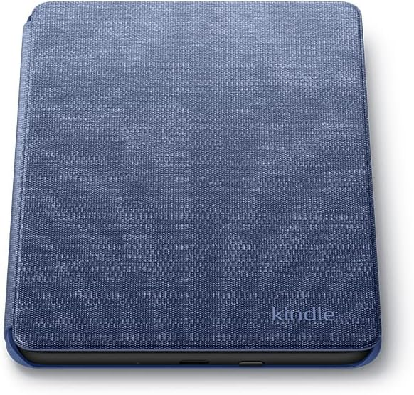Una funda Kindle azul con superficie texturizada. El logotipo de Kindle es visible en la esquina inferior derecha. El fondo es blanco.