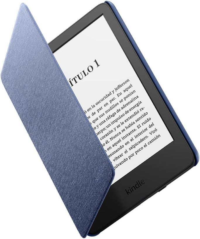 Lector de libros electrónicos Kindle con una cubierta azul abierta a una página con texto. La pantalla muestra 'ÍTULO 1'.