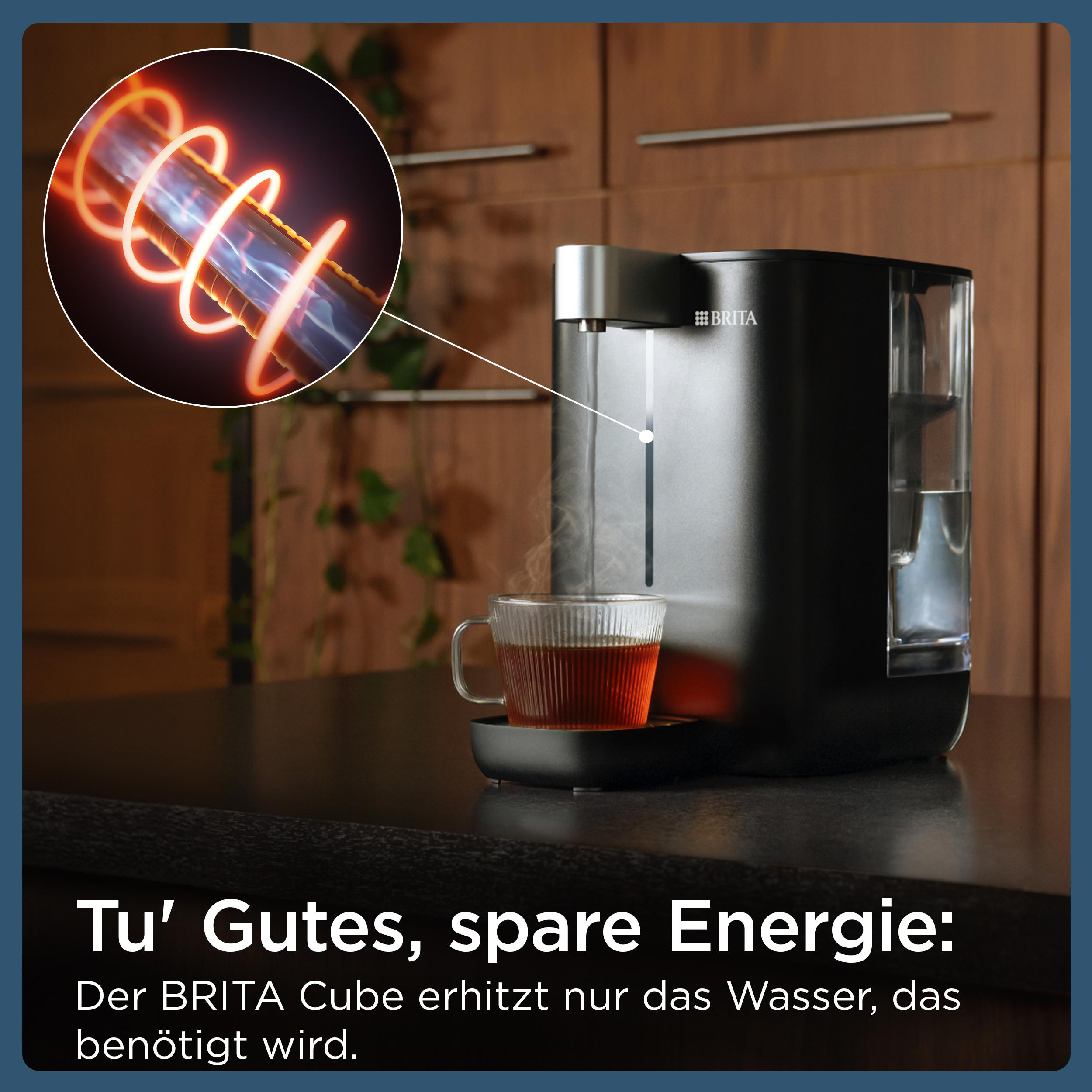Ein schwarzer Wasserkocher mit einer Tasse Tee. Eine leuchtende Heizkörperelement-Illustration befindet sich oben links.
