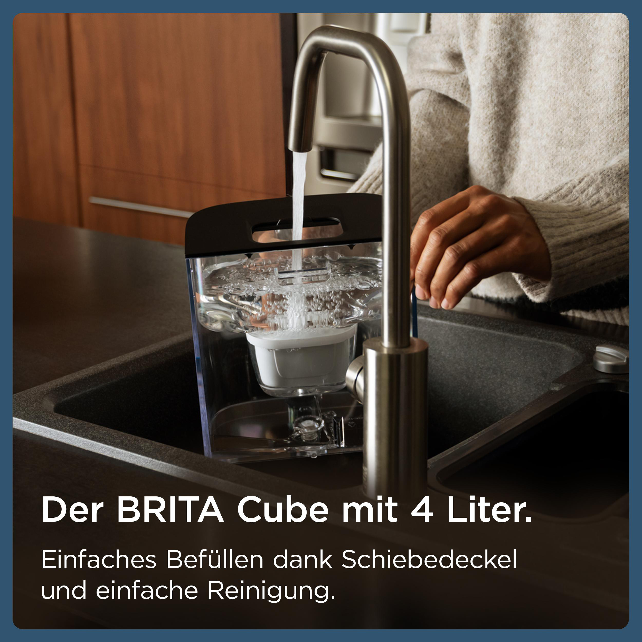 Wasser fließt aus einem Wasserhahn in einen Wasserfilter. Die Hand einer Person ist in der Nähe des Filters.