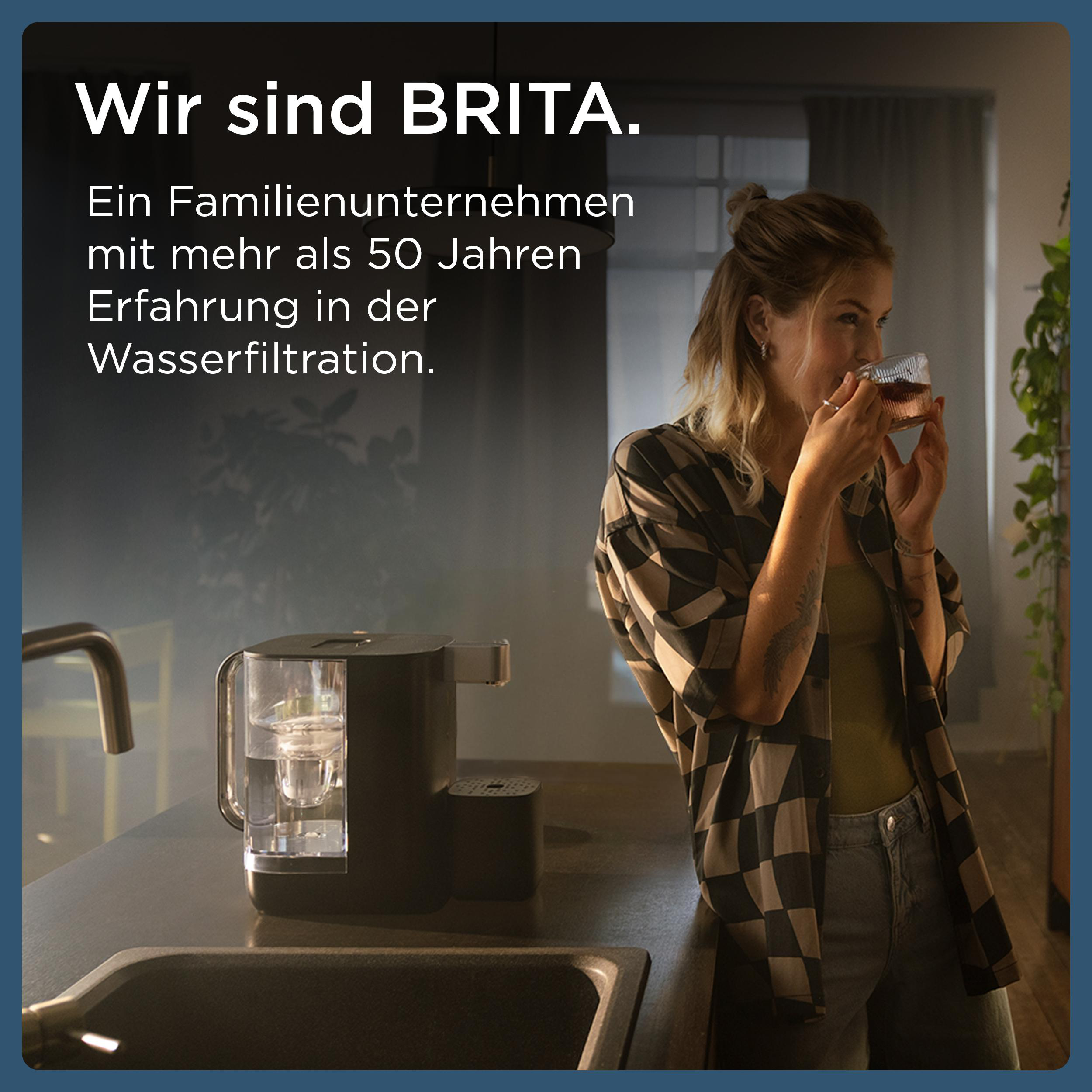 Frau trinkt aus einem Glas, Wasserfilter, Text oben: Wir sind BRITA.