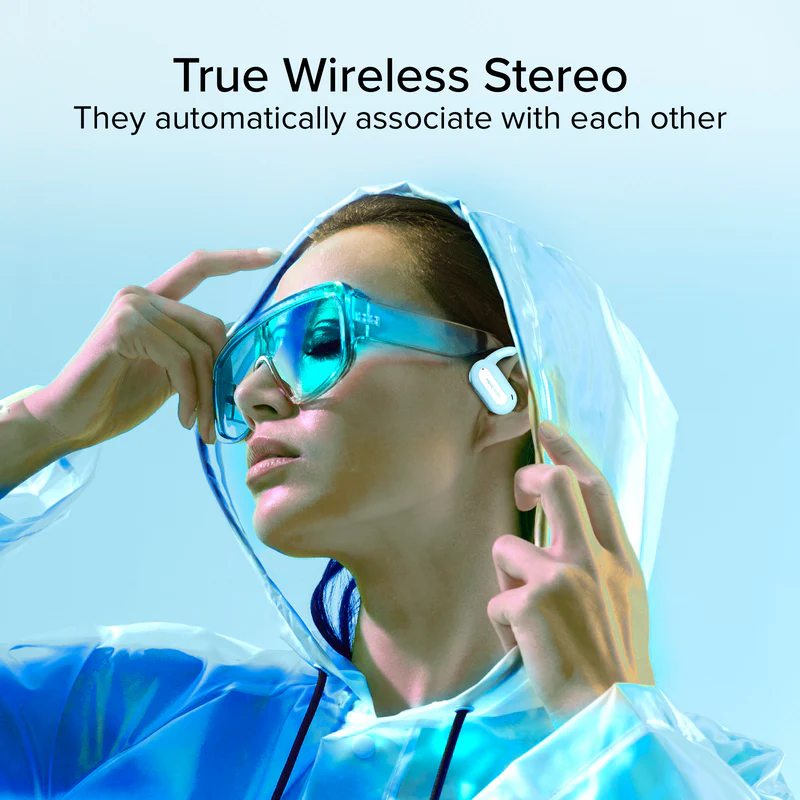 Frau mit blauer Sonnenbrille und Kopfhörern, in blauem Regenmantel, Kopf- und Schulteraufnahme. Text: True Wireless Stereo.