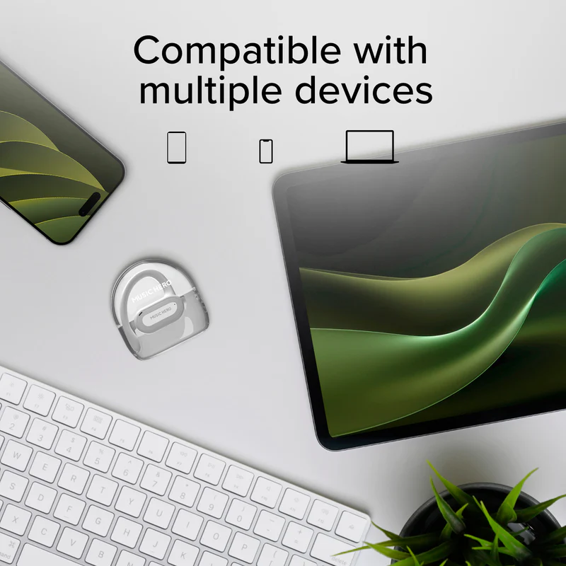 Das Bild zeigt Telefon, Tablet und Tastatur. In der Mitte befindet sich eine transparente Hülle mit Ohrhörern. Der Text lautet 'Kompatibel mit mehreren Geräten'.