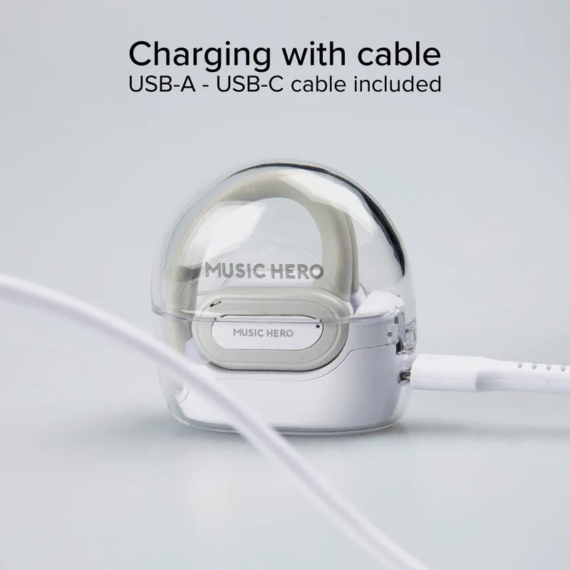 Weiße Kopfhörer in durchsichtiger Hülle, die mit einem weißen Kabel geladen werden. Text: Aufladen mit Kabel. USB-A-auf-USB-C-Kabel enthalten.