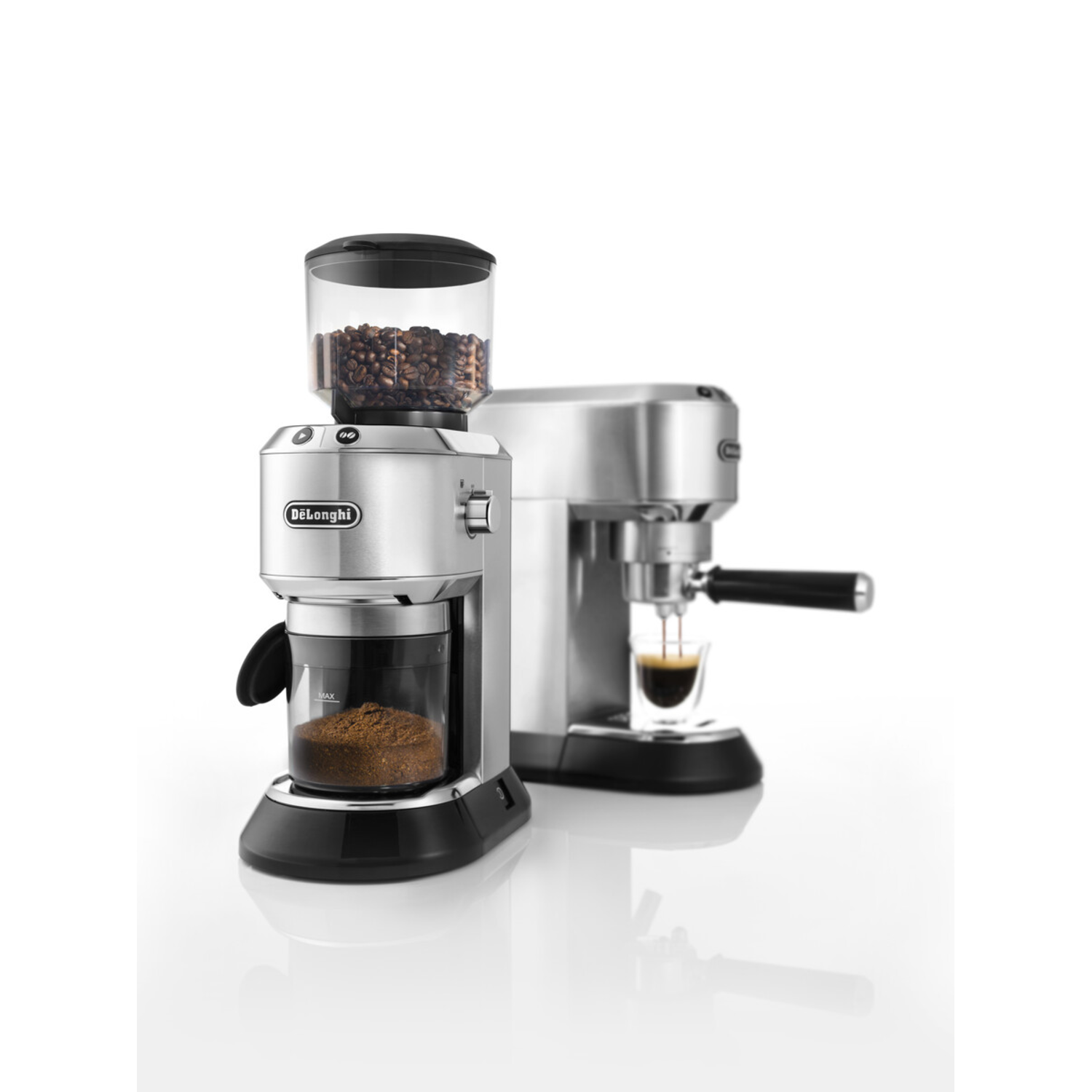Zilver-zwarte DeLonghi koffiemolen met bonen en gemalen koffie. Espressomachine die koffie zet in een glas.
