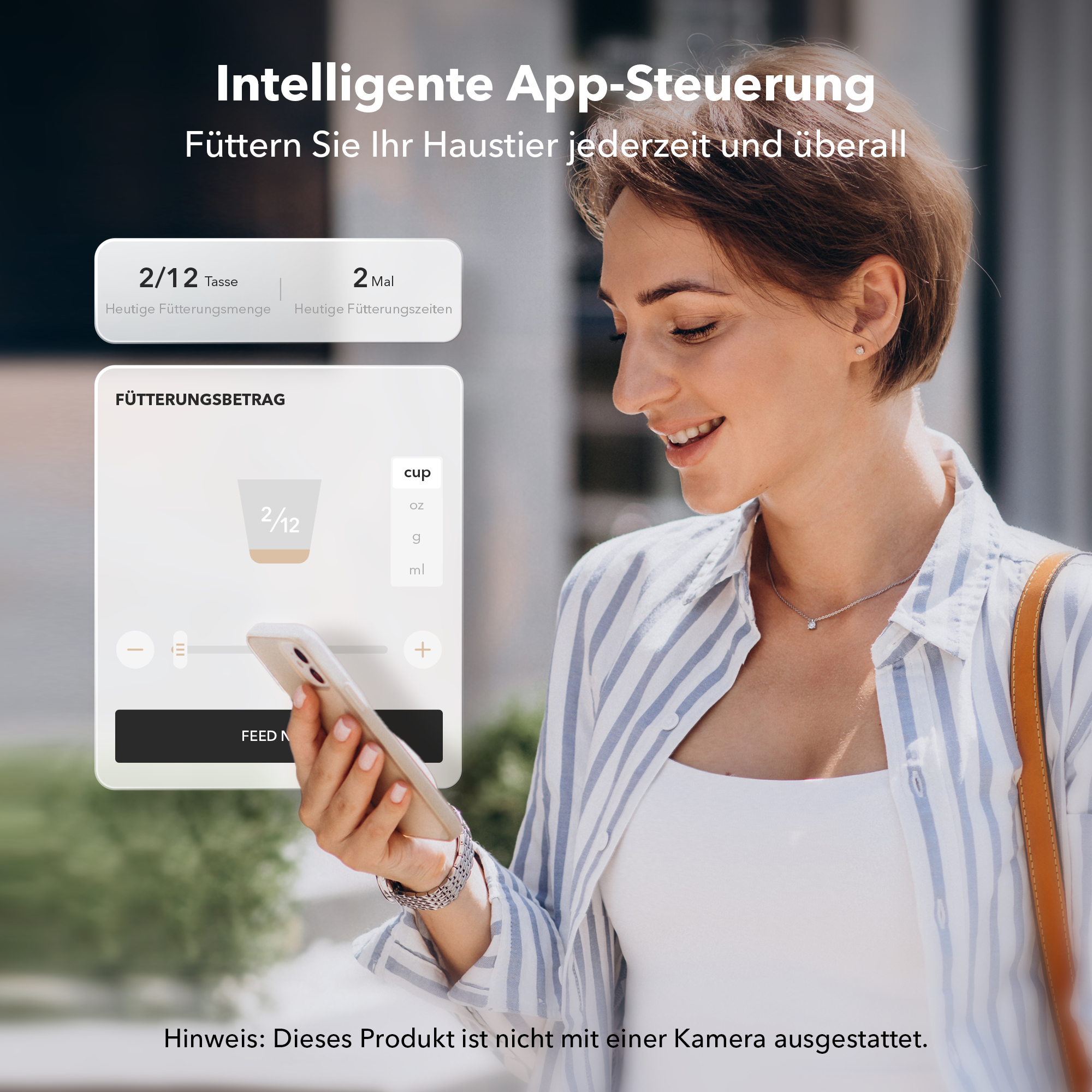 Eine Frau benutzt ihr Handy, um einen Haustierfutterautomaten zu steuern. Die App-Oberfläche ist sichtbar. Text-Overlay ist enthalten.