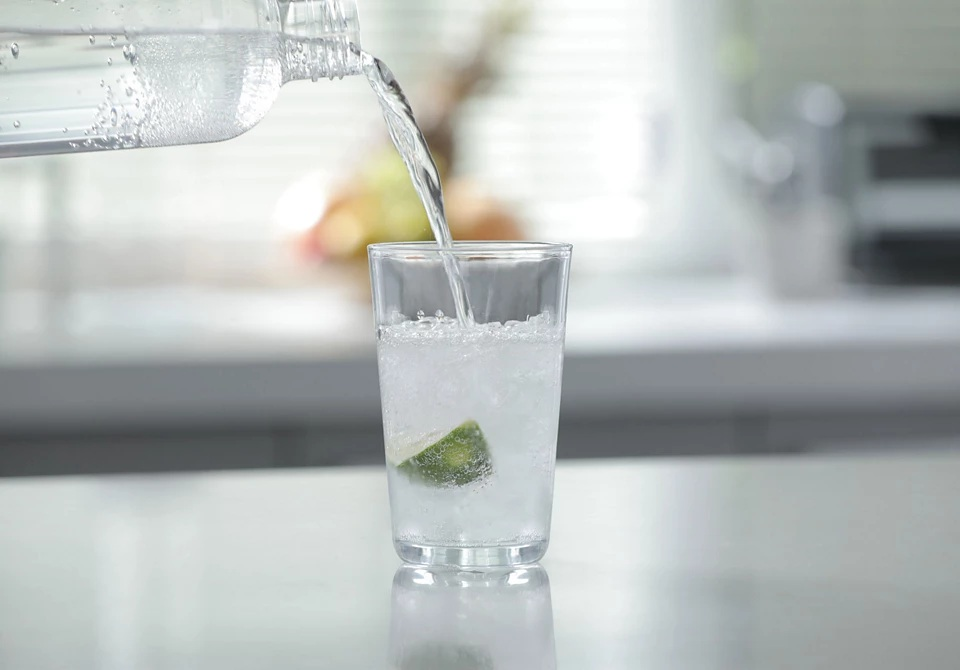 Okładka płyty CD z tytułami piosenek i nazwiskami artystów w kolorze żółtym i czarnym.