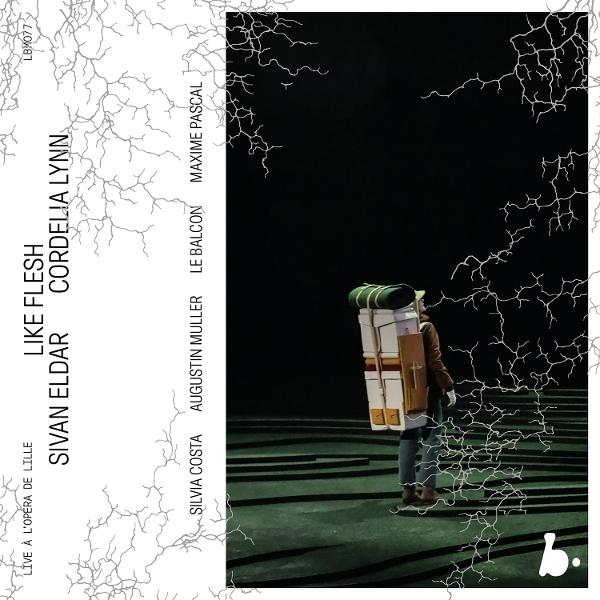 Albumcover mit einer Person, die eine Kiste auf der Bühne trägt, mit baumartigem Design.
