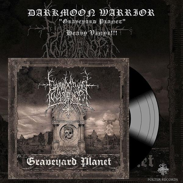 Albumcover mit Grab mit Totenkopf und schwarzer Vinylplatte.