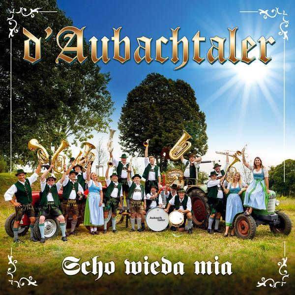 Albumcover zeigt eine Band in traditioneller Kleidung vor einem Traktor auf einem grünen Feld.