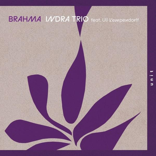 Albumcover mit einem lila Design auf beigem Hintergrund. Die Worte 'Brahma Indra Trio' sind sichtbar.