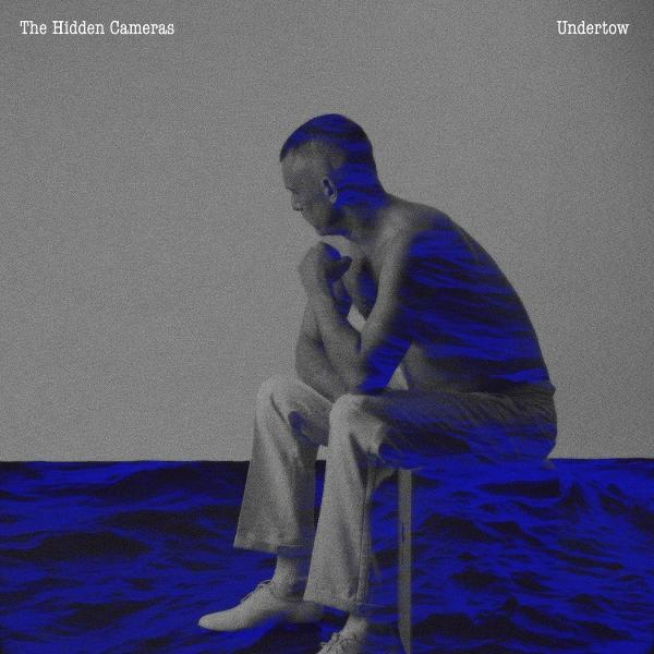 Albumcover. Ein Mann sitzt auf einem Hocker. Blaues Wasser. Text: 'The Hidden Cameras Undertow'.