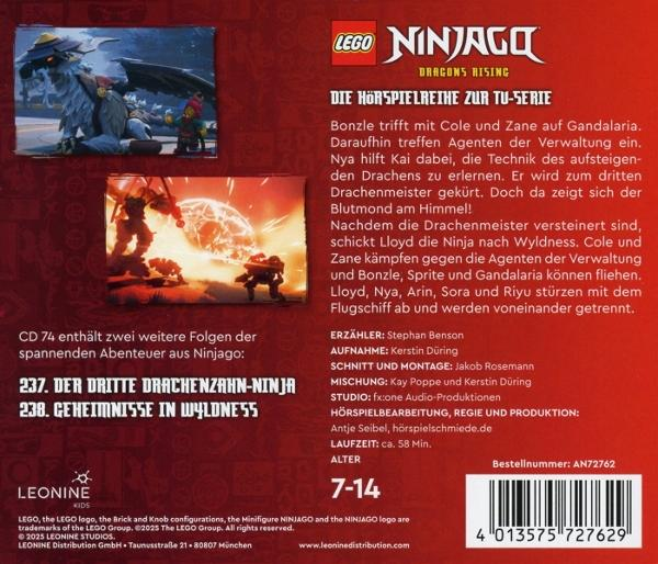 Rückseite eines Lego Ninjago Hörbuchs. Text auf Deutsch. Lego-Figuren sind im Hintergrund.