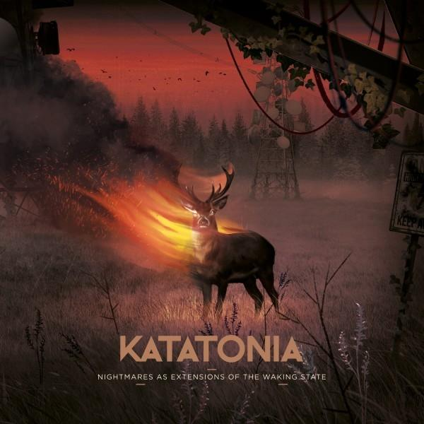 Ein von Flammen umhüllter Hirsch steht auf einem Feld, Katatonia-Logo darunter, mit düsterem Hintergrund.