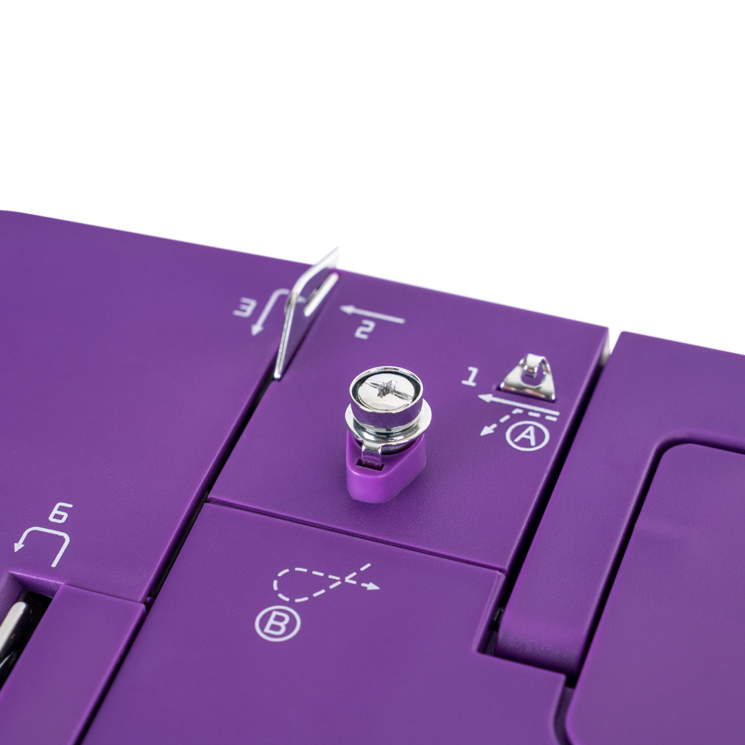 Zbliżenie na górę maszyny do szycia, pokazujące nawlekacz igły i ustawienia. Fioletowy kolor.