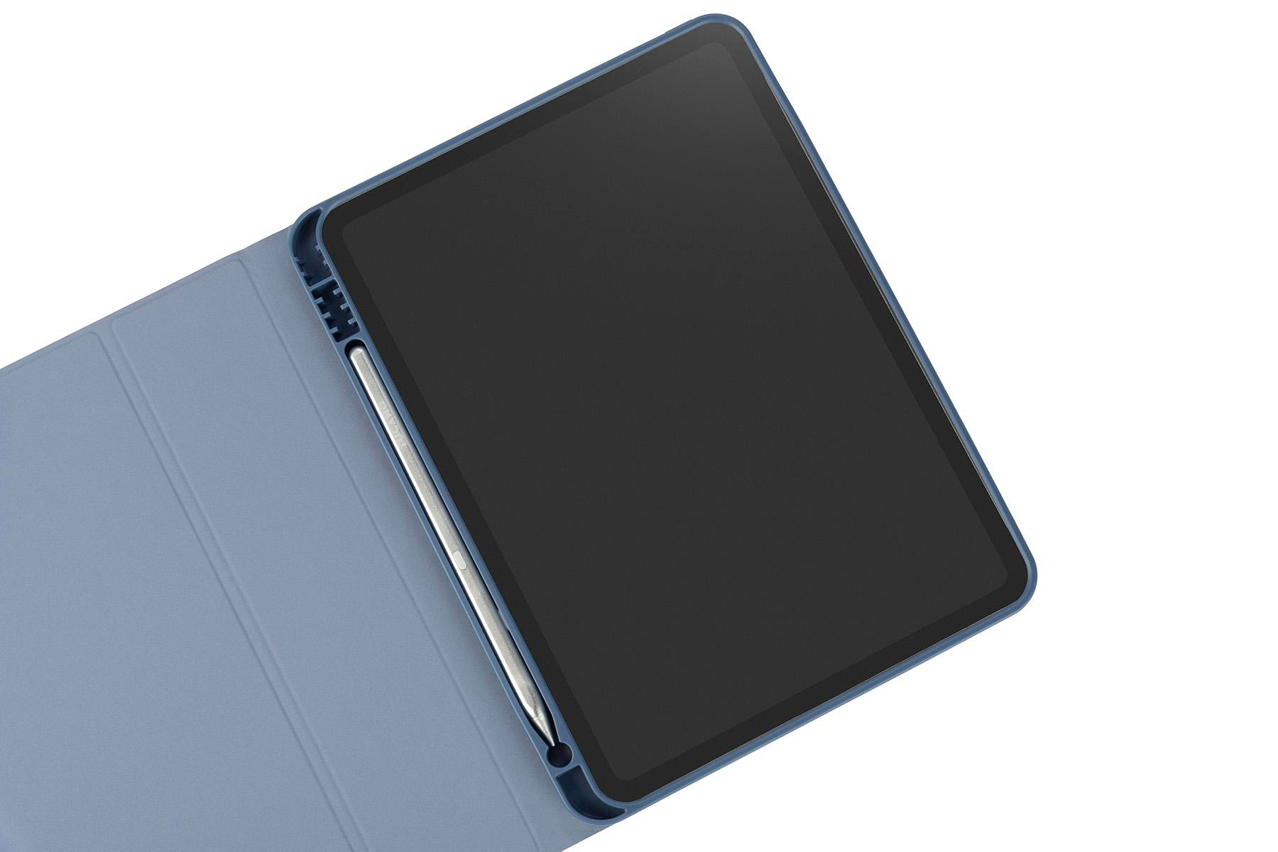 Blaues Tablet in Hülle, offen. Tablet mit schwarzem Bildschirm. Stift sichtbar.