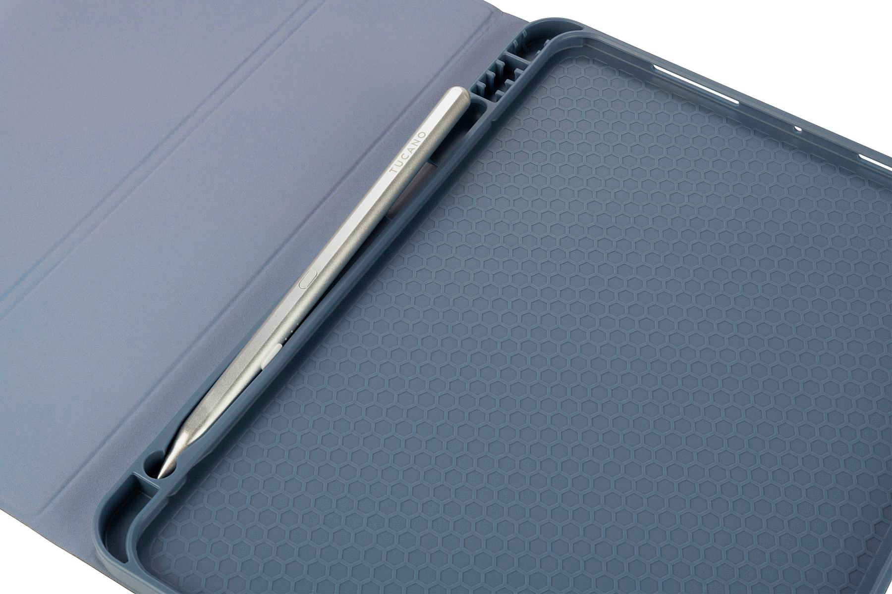 Tablet-Hülle offen, mit Stift darin. Blaue und graue Farben.