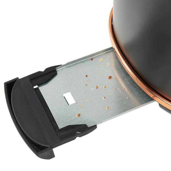 Czarny toster z wysuniętą tacką na okruchy, pokazujący okruchy chleba.