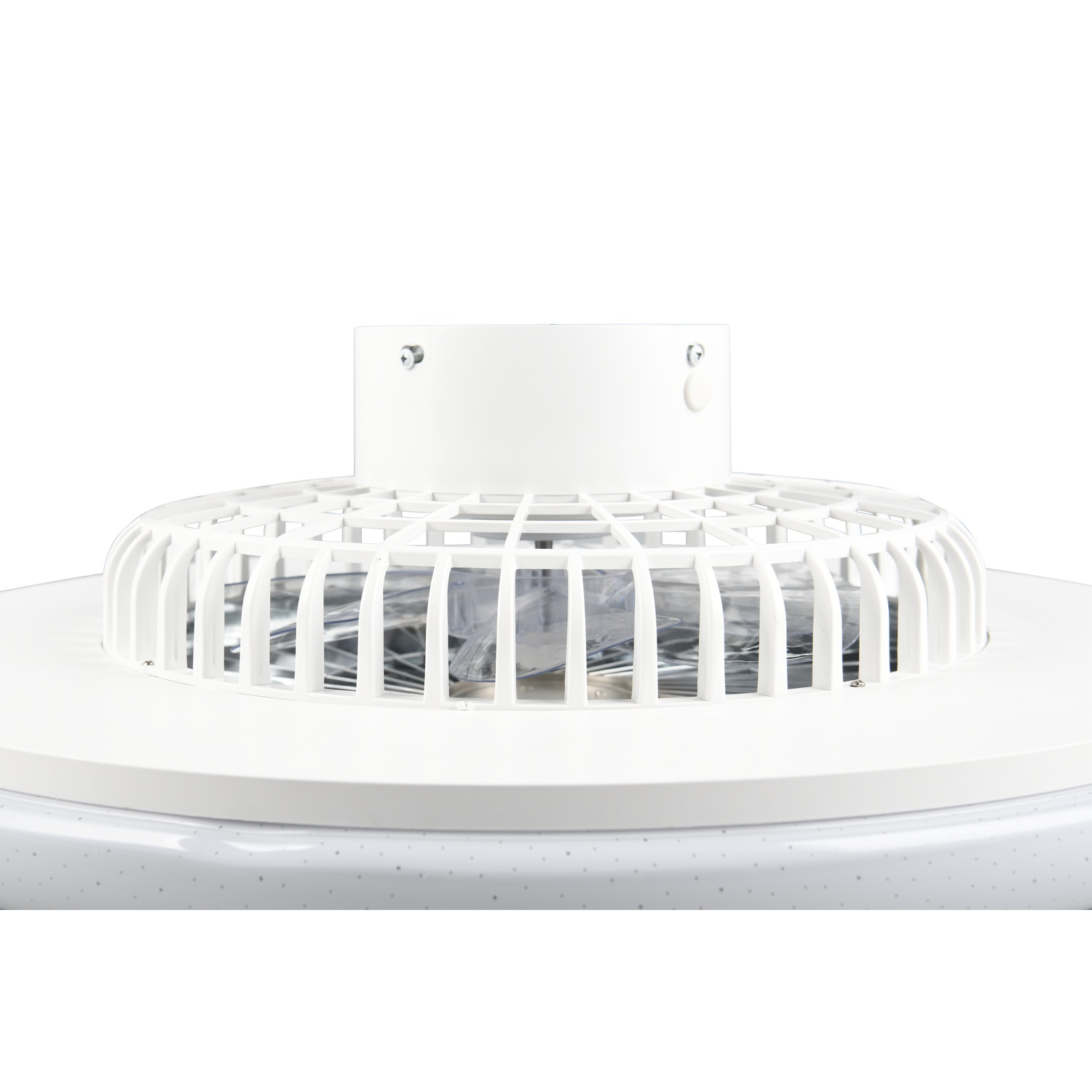 Primo piano di un ventilatore da soffitto bianco con luce. Le pale sono visibili.