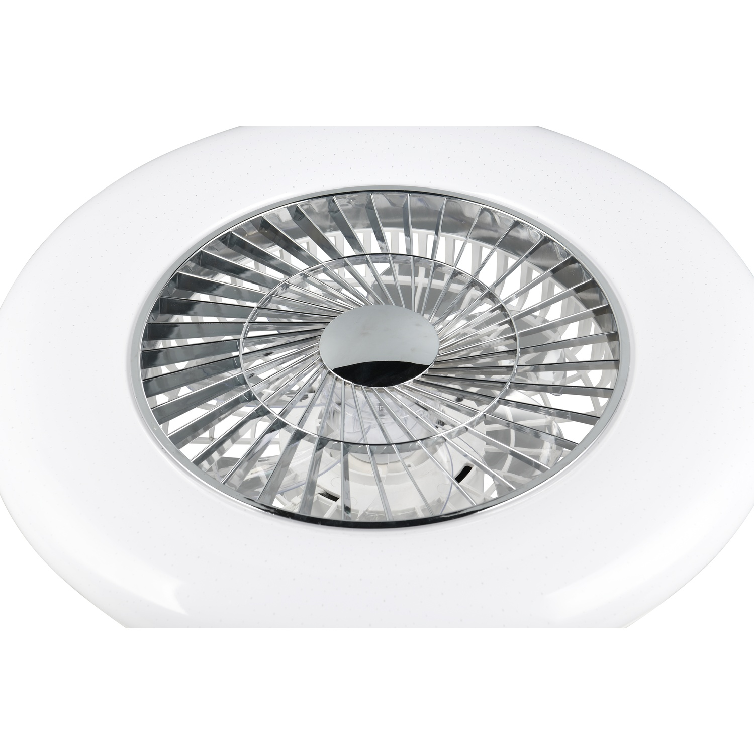 Ventilatore a soffitto: Primo piano di un ventilatore bianco con dettagli argentati, vista dall'alto.