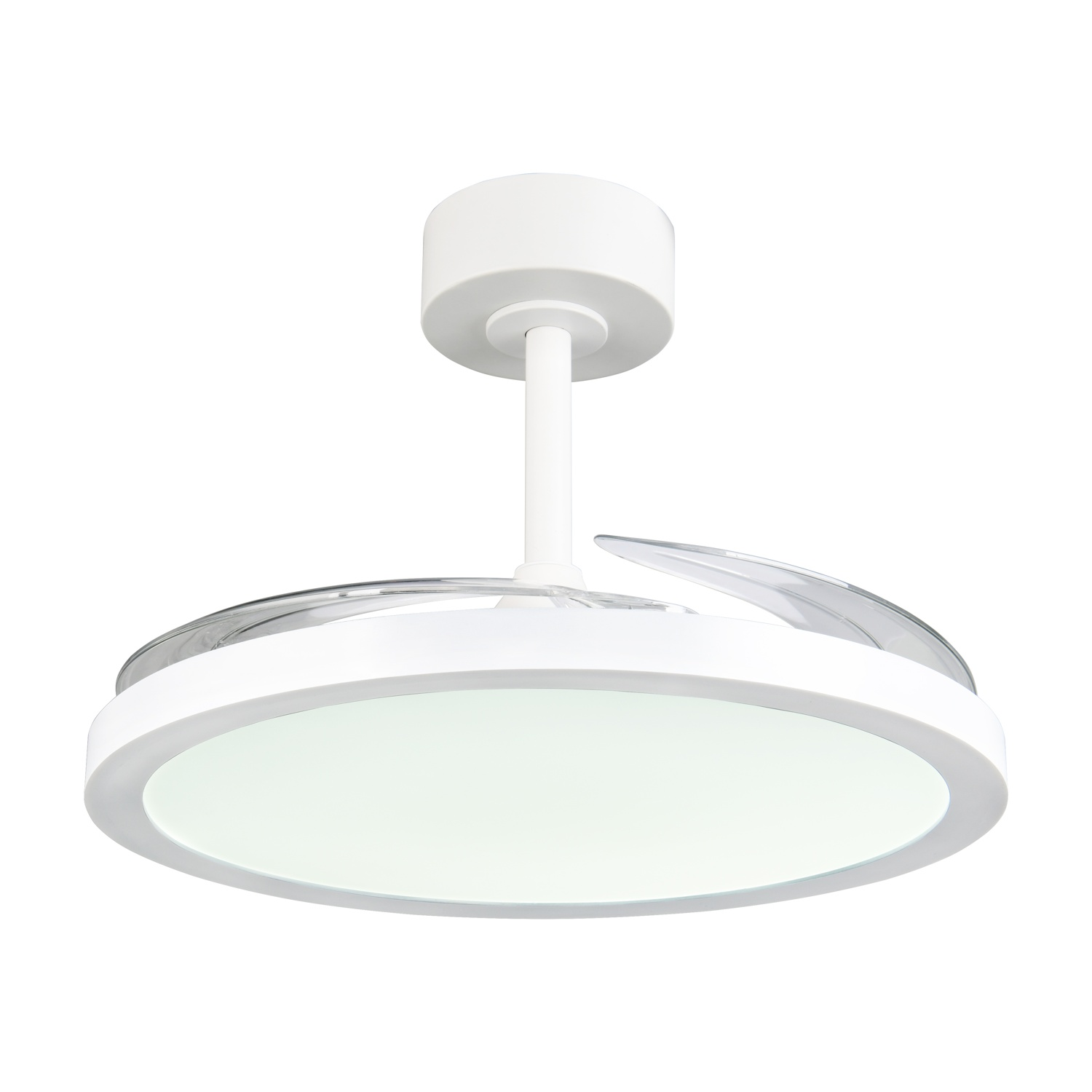 Ventilatore da soffitto bianco con luce e pale curve. La luce è brillante.