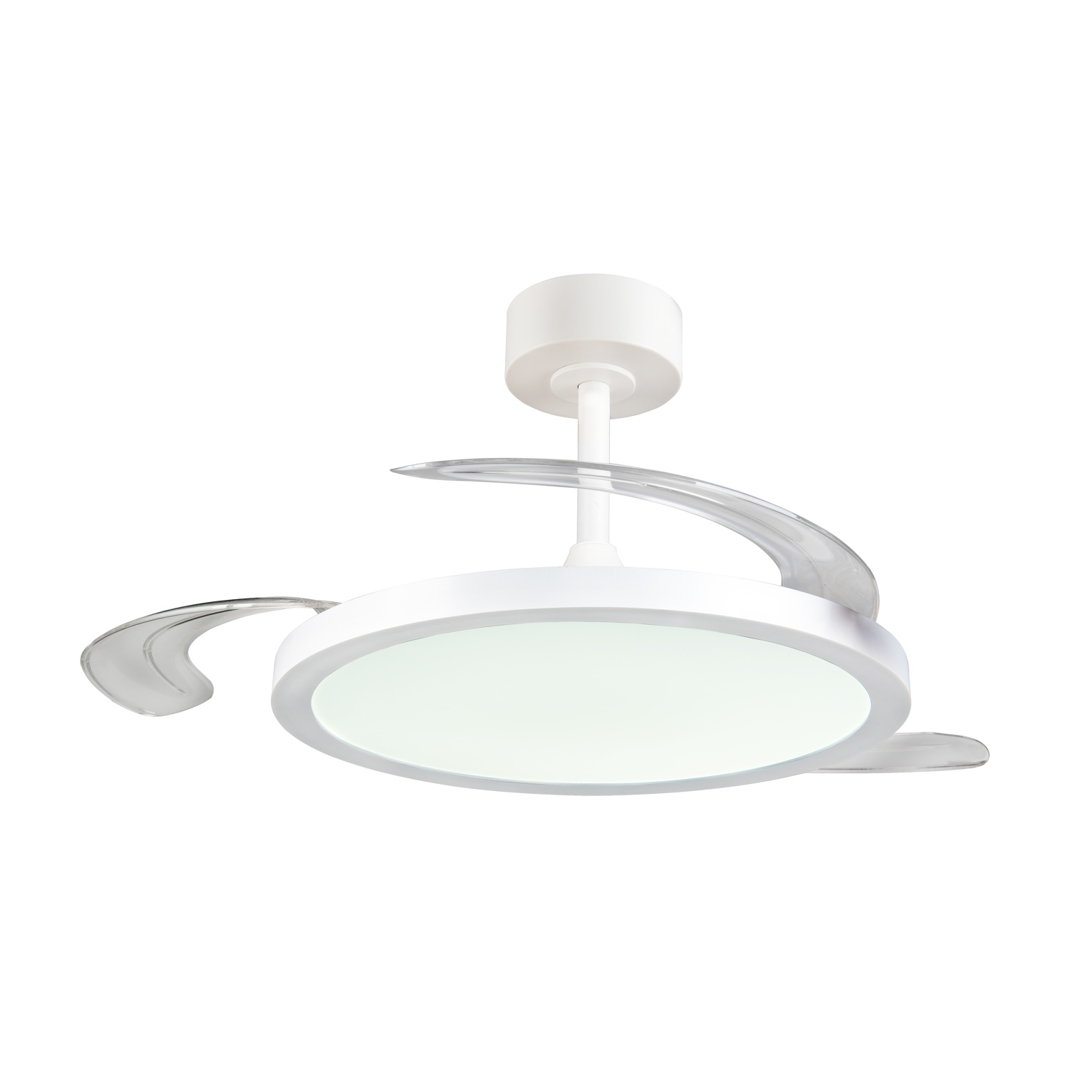 Ventilatore da soffitto bianco con luce e pale curve. La luce è accesa.