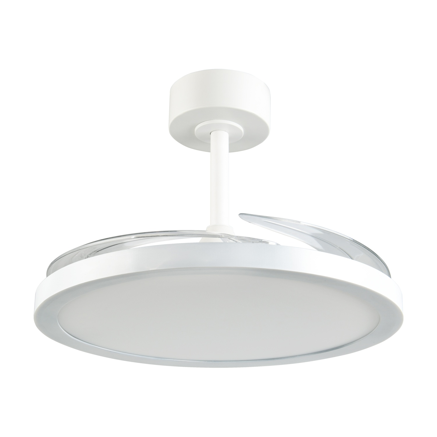 Ventilatore da soffitto bianco con luce e pale curve. La luce è accesa.