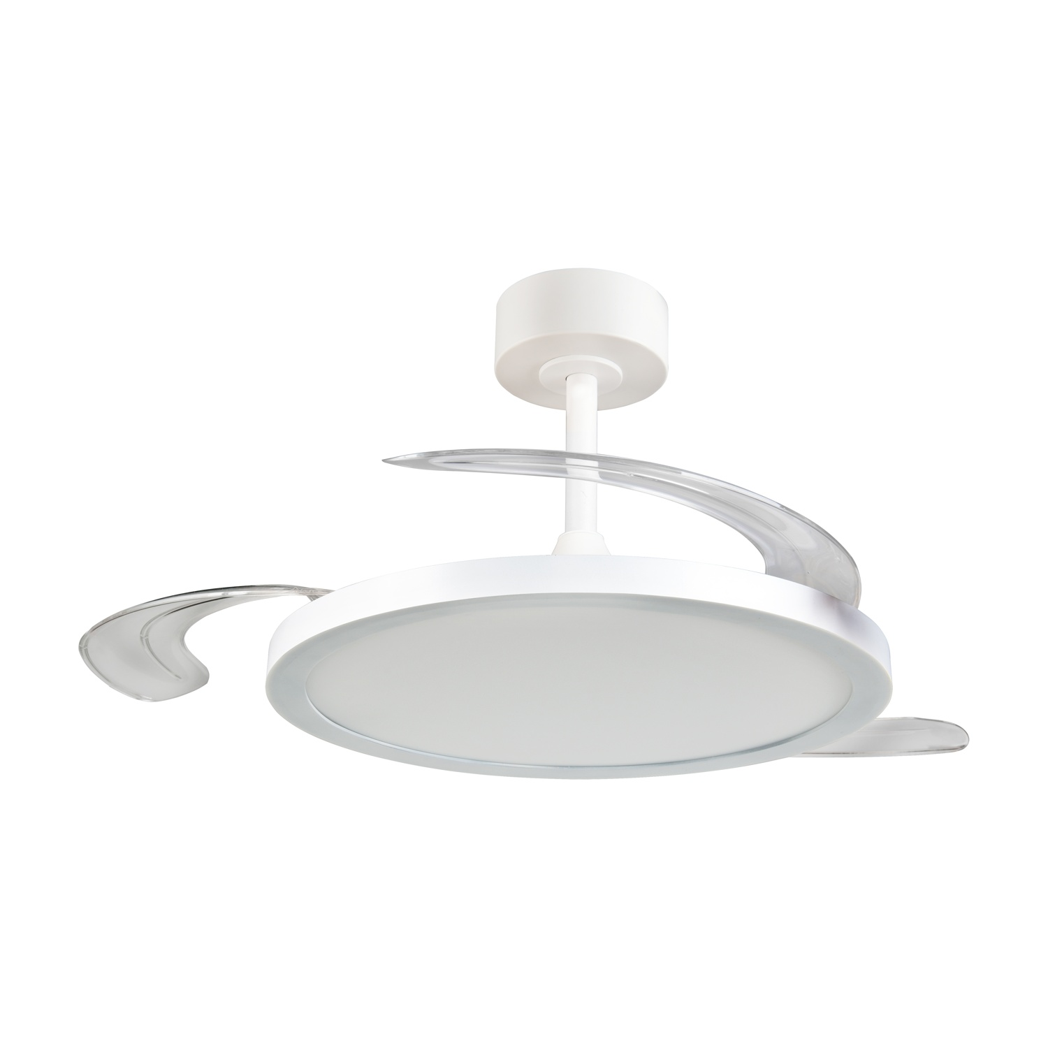 Ventilatore da soffitto bianco con luce e pale curve. La luce è accesa.