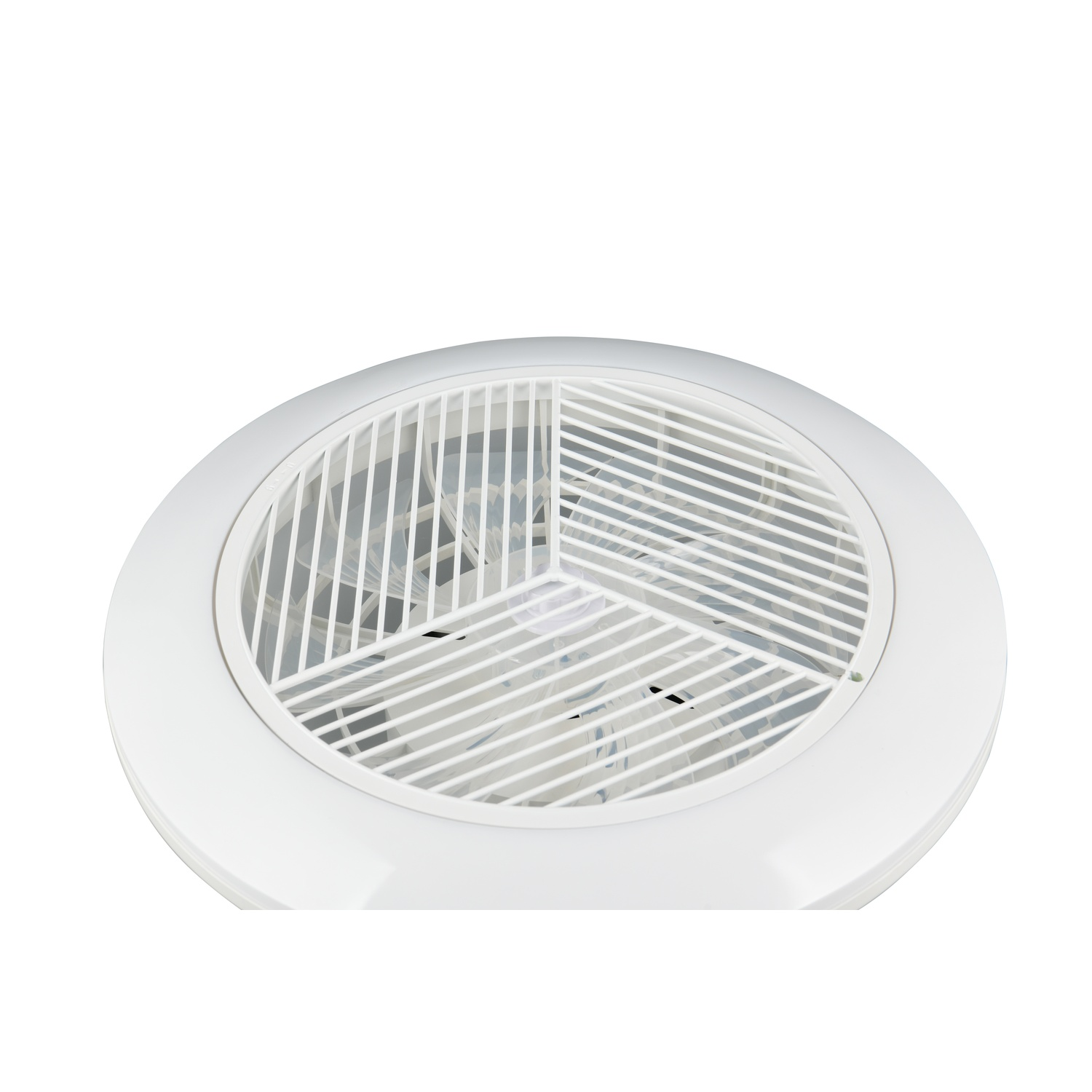 Ventilatore da soffitto bianco, rotondo. Isolato su sfondo bianco, vista ravvicinata.