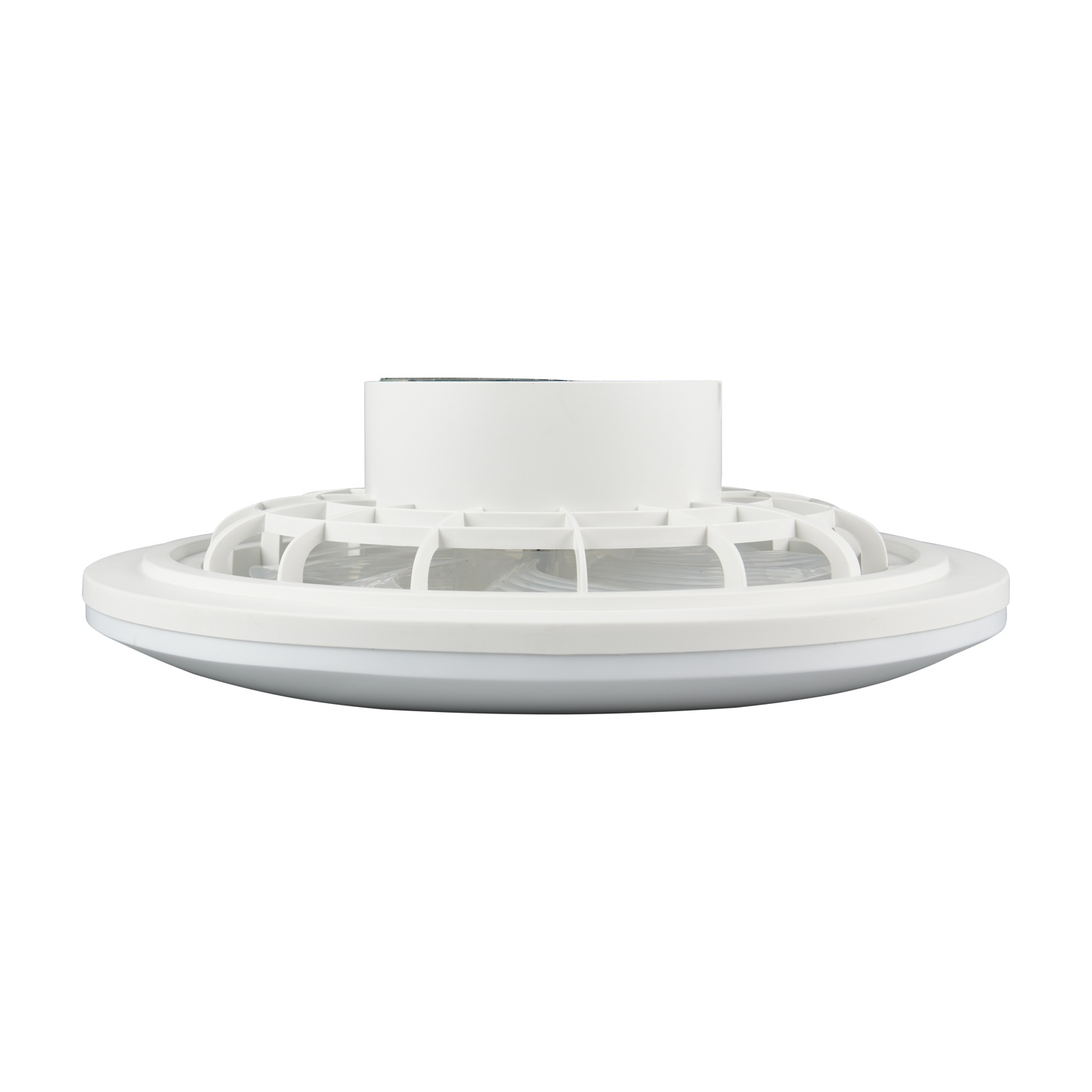 Ventilatore da soffitto, vista laterale. Colore bianco, forma rotonda, su sfondo bianco.
